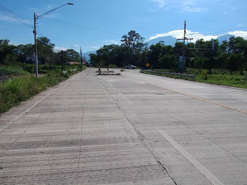 La parte más dañada de la calle es desde el empalme con la carretera CA-13, hasta aproximadamente un kilómetro adentro.