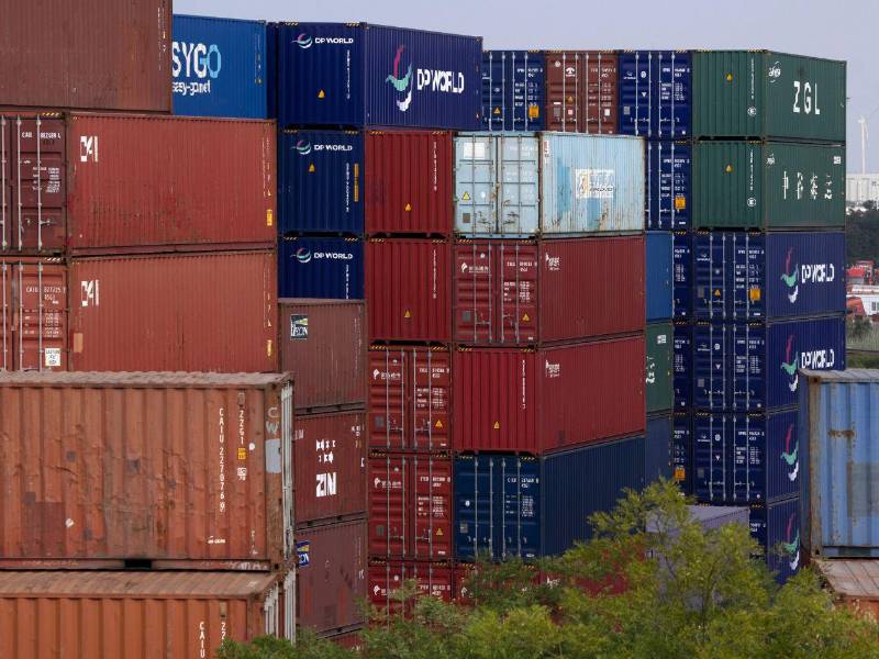 Fotografía de archivo de contenedores en el puerto de Tianjin (China).