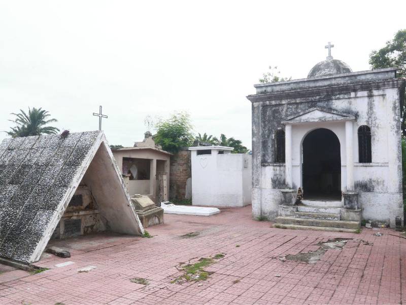 La capilla, que presenta un estilo renacentista en su edificación, durante la década de los 40 funcionó como espacio de oración, reflexión y velatorio.