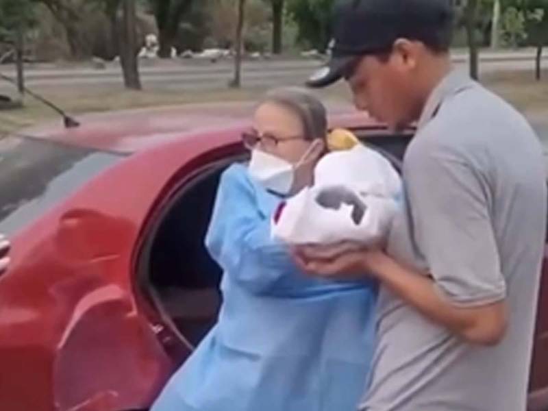 Momento en el que el padre del bebé lo carga por primera vez.
