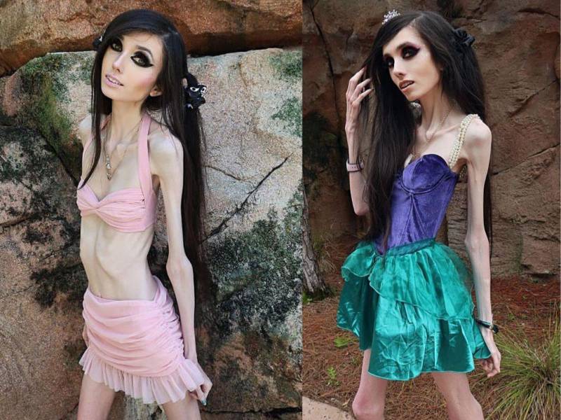 Eugenia Cooney se dio a conocer en las plataformas más que por su contenido, por su apariencia y extrema delgadez que presume con su estilo gótico.