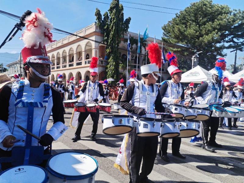 La banda de guerra del instituto Manuel Bonilla deleita a los ceibeños.