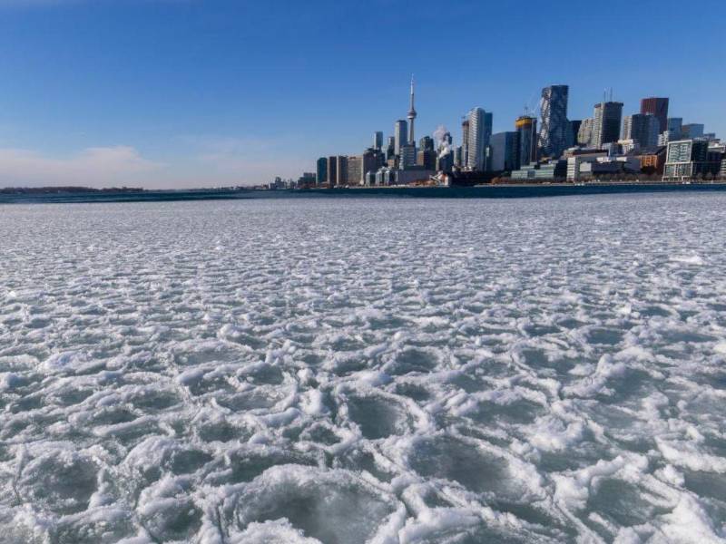 Las condiciones climáticas han hecho que las aguas del lago Ontario, el más pequeño de los cinco Grandes Lagos de Norteamérica y que está frente a Toronto, estén totalmente congeladas.