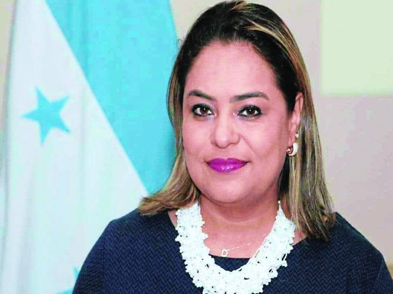 Dulce Villanueva fue denunciada por supuestamente vender niños y pedir coimas a cambio de aumentos salariales.