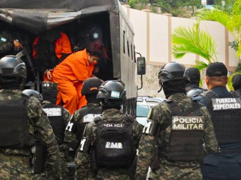 Tribunal condenó a 15 privadas de libertad por la muerte de 46 internas en el Centro Femenino de Adaptación Social. La masacre en el PNFAS evidenció el control de estructuras criminales dentro del sistema penitenciario hondureño.