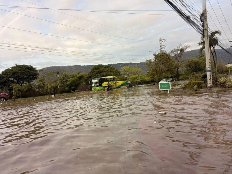 Principales calles y avenidas de la ciudad fueron afectadas por las lluvias de la madrugada.