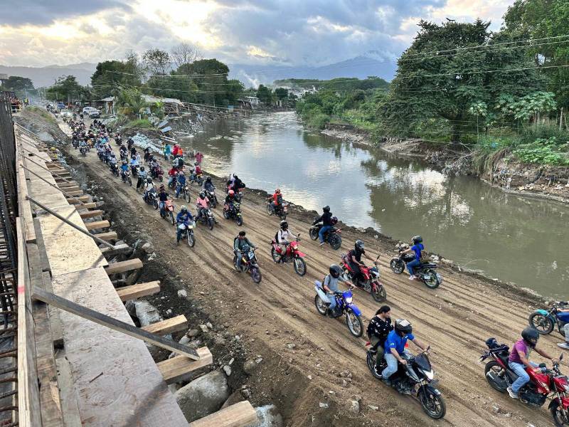 La alcaldía de San Pedro Sula habilitó nuevamente la tarde de este viernes el paso provisional en el sector que conduce a Ticamaya y Jucutuma en la zona norte de Honduras.