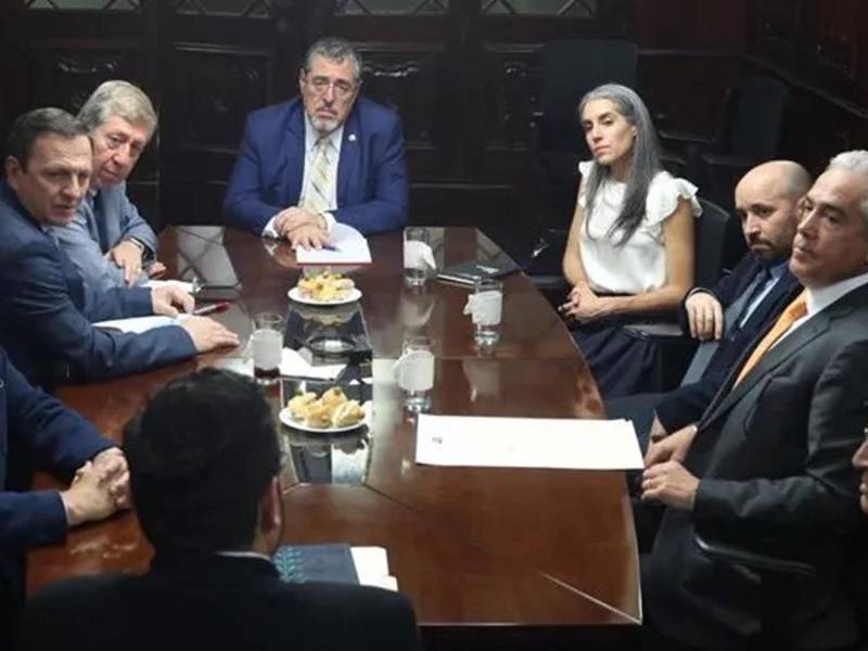 Delegados de la SIP y el CPJ se reúnieron con el presidente de Guatemala Bernardo Arévalo el 25 de enero.