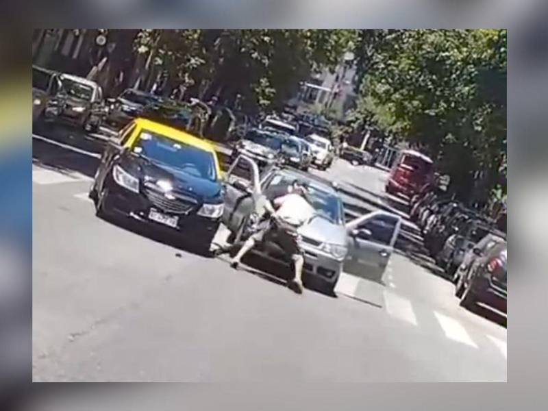 Un conductor eufórico atacó ayer a cuchillazos a un taxista luego de un pleito de tránsito sobre la avenida Acoyte cerca de Aranguren, en la Ciudad de Buenos Aires.