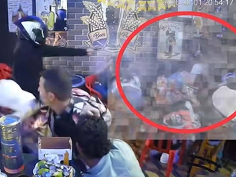 Las cámaras de videovigilancia del establecimiento captaron el momento en que un sicario abrió fuego contra Andrés Felipe González Rodríguez y Karen Vanessa Saldarriaga García.