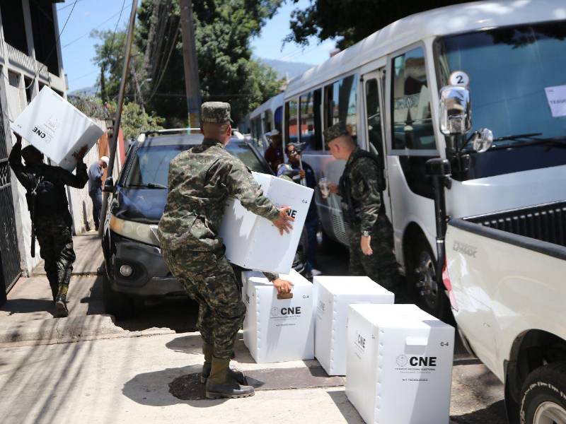 Transportistas contratados para el traslado de maletas electorales exigen al CNE el pago de L74 millones.