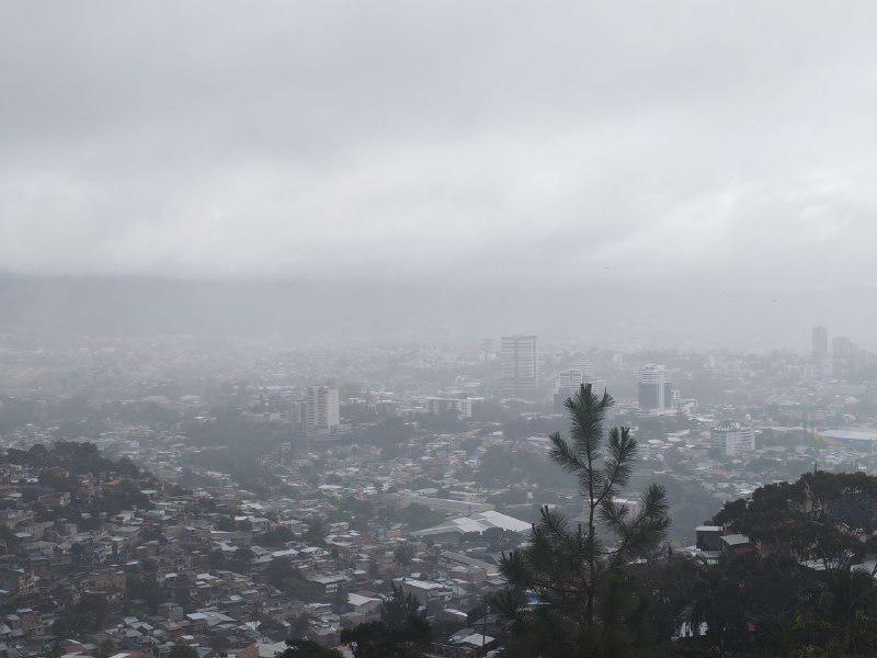Un día lluvioso en Tegucigalpa, capital de Honduras. Fotografía de archivo.