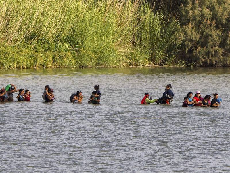 No hay día que agencias de noticias como la AFP no tengan fotos de migrantes centroamericanos, muchos de ellos hondureños, cruzando fronteras como las del río Bravo.