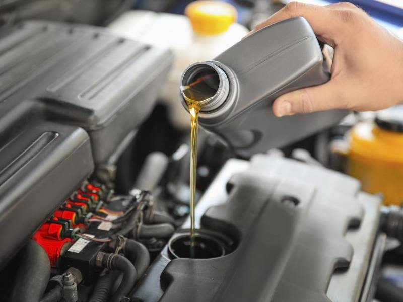 El experto recomienda revisar las indicaciones del fabricante del vehículo en cuanto al tipo y viscosidad del lubricante sintético que debemos usar.