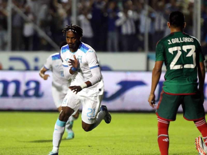Bryan Róchez celebrando su gol para el 2-0 de Honduras contra México.