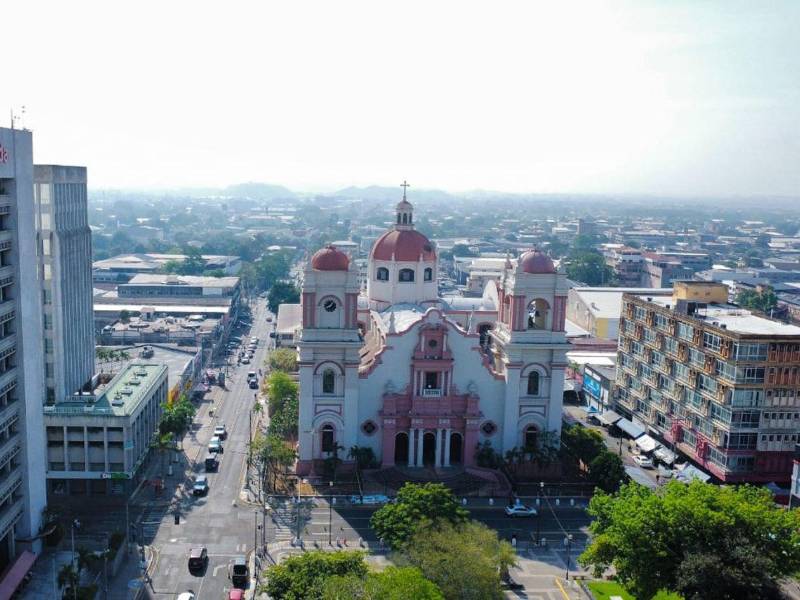 Toma aérea del centro de San Pedro Sula donde se observa una capa de humo.