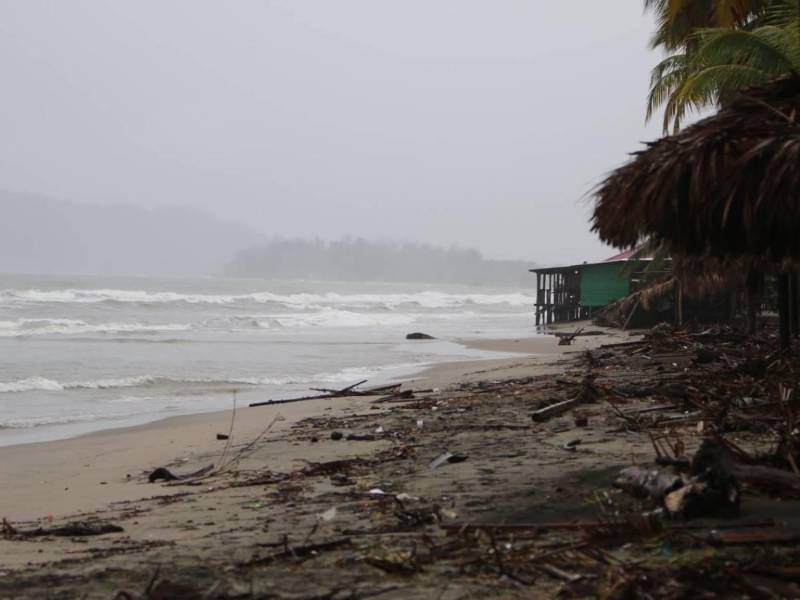 Alto oleaje en una costa hondureña. Fotografía de archivo.