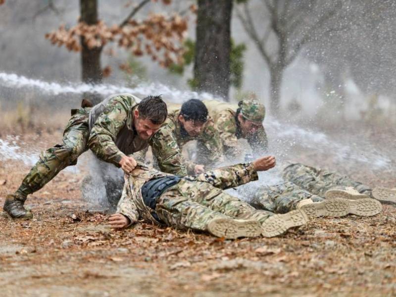 Fotograma cedido por National Geographic donde aparece el actor australiano Chris Hemsworth (i) durante una escena de un capítulo de 'Limitless: Live Better Now' (2025).