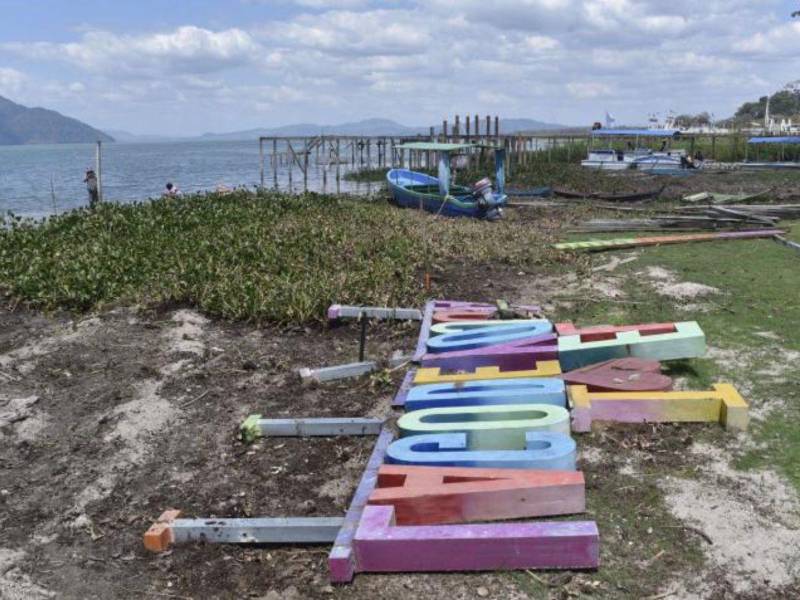 Los primeros muelles y fueron demolidos ante el anuncio de que vendrían multas si no lo hacían.