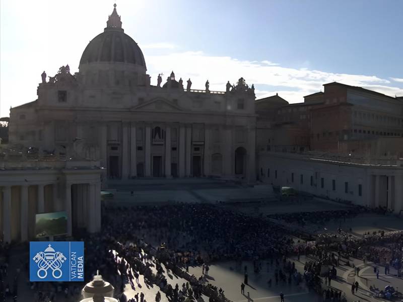 La misa Pro eligendo pontifice, que oficia el decano del colegio cardenalicio, Giovanni Battista Re, comenzó este miércoles en la basílica de San Pedro.