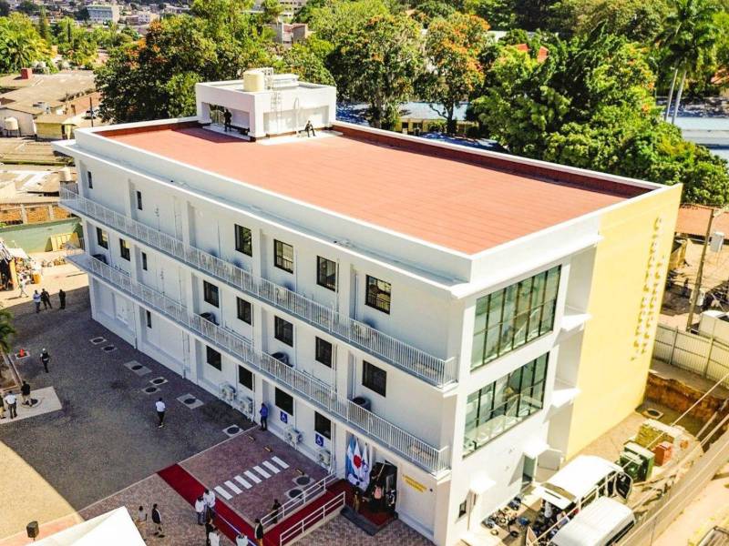 Nuevas instalaciones del Laboratorio Nacional de Vigilancia que servirá para regular y supervisar el estado de la salud pública a través del estudio de enfermedades infectocontagiosas a nivel nacional.