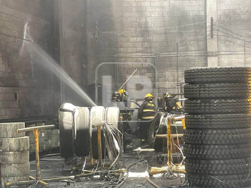 El incendio generó alarma en la colonia San Miguel de Tegucigalpa tras afectar una bodega y reencauchadora de llantas.