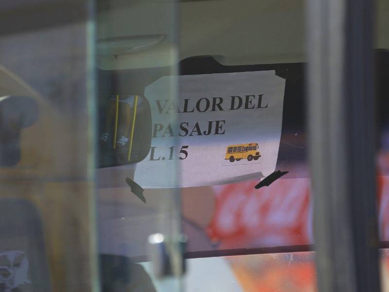 LA PRENSA constató que algunas unidades colocaron avisos improvisados en los vidrios para anunciar el nuevo cobro.