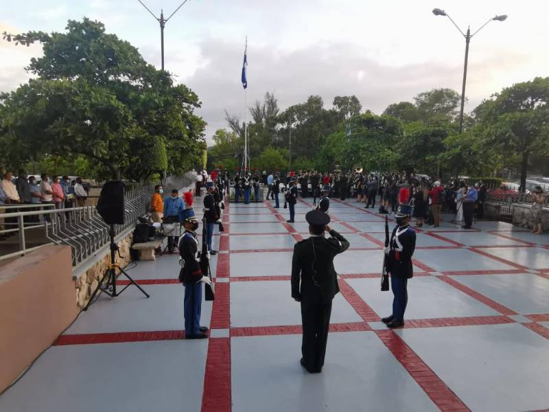 En la actual administración, que preside Xiomara Castro, se adoptó el azul turquesa de la Bandera Nacional tal y como lo indica la ley.