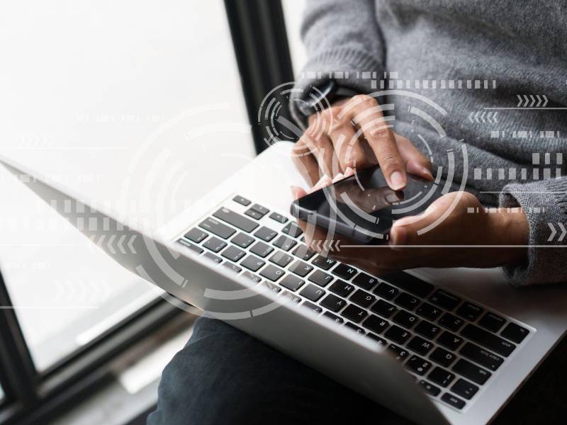 El phishing es un tipo de estafa digital que utiliza el engaño para robar información privada como contraseñas, datos bancarios o información personal de los ciberusuarios.