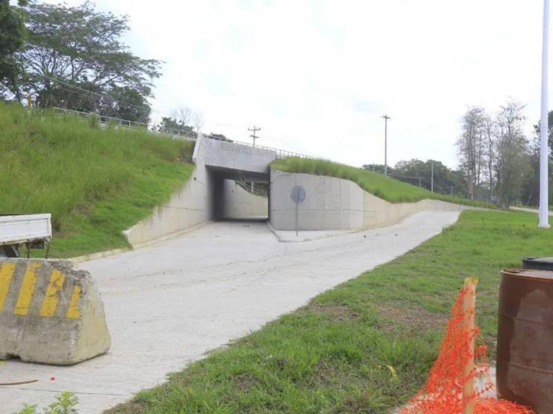 El tunel está finalizado pero aún falta trabajo por hacer. La obra aliviará el tráfico en la zona.