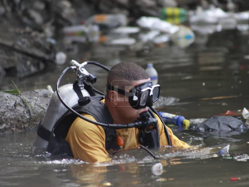 Un buzo a punto de sumergirse en el crique del barrio Cabañitas, sitio en el que buscan al menor Elvis Eliú Bautista Guillén.