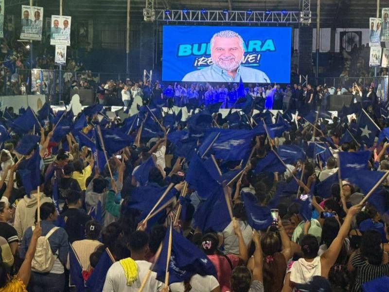 El candidato nacionalista, Júnior Burbara, cerró campaña ayer en el redondel del campo Agas.