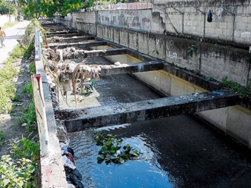 Los canales y quebradas que cruzan la ciudad deben ser constantemente monitoreados y muchos deberían estar embaulados ya; el Plan Maestro de Desarrollo Municipal es la guía.