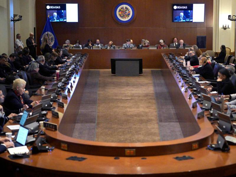 Los representantes de los Estados miembros de la Organización de los Estados Americanos (OEA) asisten a una sesión extraordinaria del consejo permanente en Washington (Estados Unidos).