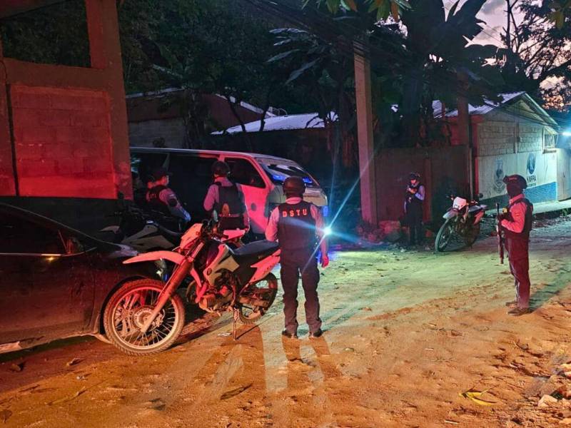 Agentes de la Policía Nacional refuerzan su presencia en distintos sectores de San Pedro Sula, priorizando la seguridad en la Ruta 2 del transporte urbano, una de las más concurridas de la ciudad.