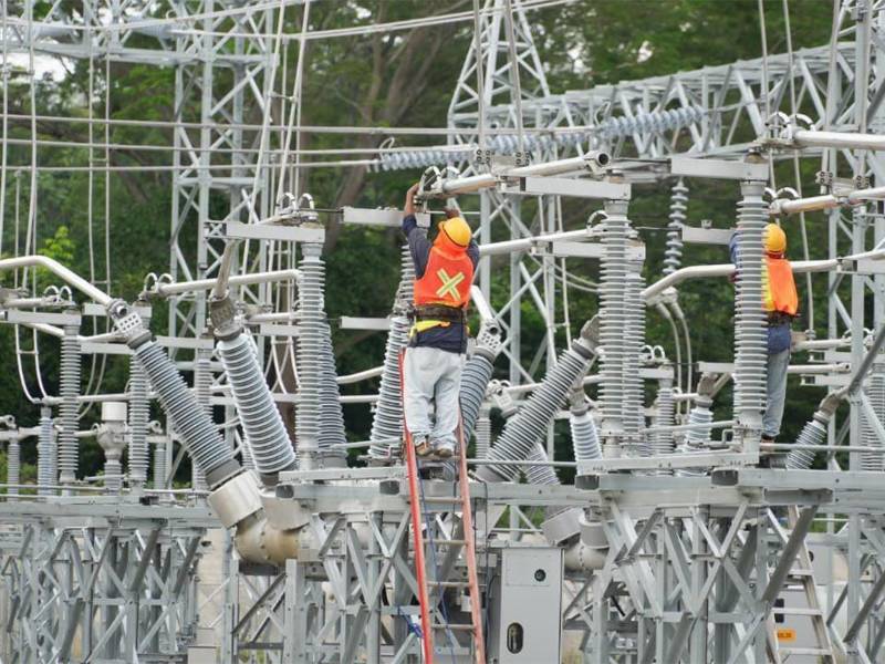 Parte de los técnicos y equipo de la Enee supervisando la subestación que producirá energía para Choloma.