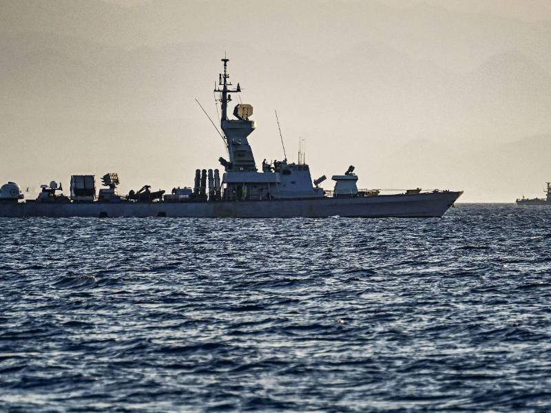 Un barco misilístico de la marina israelí patrulla en el Mar Rojo frente a la costa de la ciudad portuaria de Eliat.