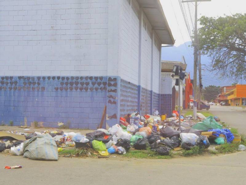 En la 5 avenida y 5 calle del barrio Barandillas se ha formado un basurero, el problema lleva ya varios dias en ese sector.