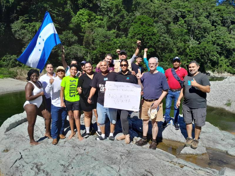 Portando la bandera nacional los ceibeños mandaron un mensaje a los extranjeros que el río es un bien público y su venta es ilegal.
