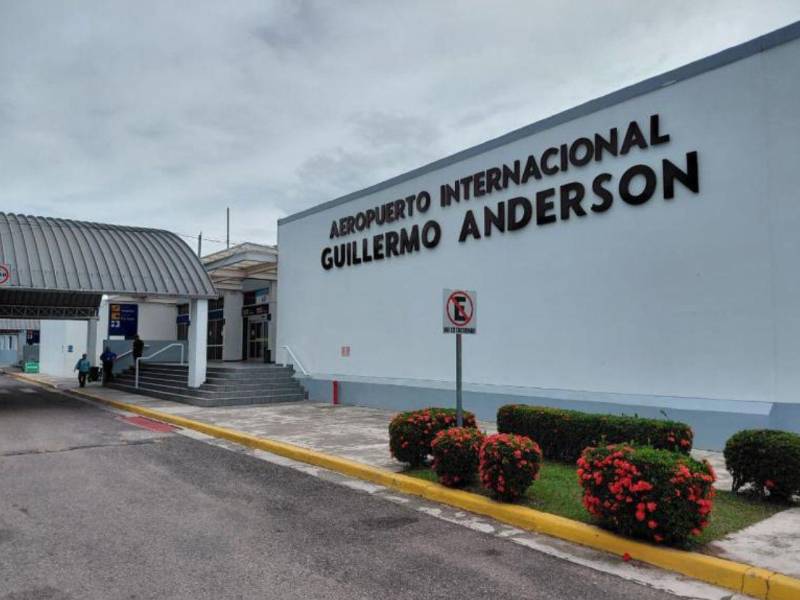 Fachada del Aeropuerto Internacional Guillermo Anderson de La Ceiba.