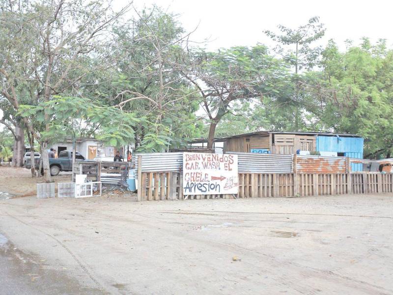 En los bordos casi a diario surgen nuevas invasiones, ya sea para negocios o vivienda.