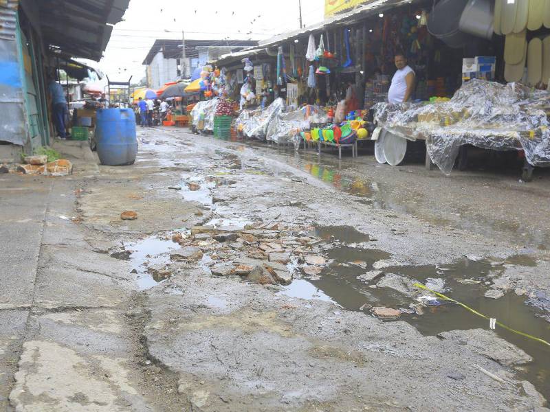 Las aguas negras son un problema recurrente que tiene de correr a los clientes y vendedores de los mercados así como el mal estado de las calles.