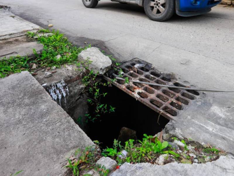 Huecos, grietas y drenajes abiertos ponen en riesgo a los sampedranos y los exponen a posibles tragedias.