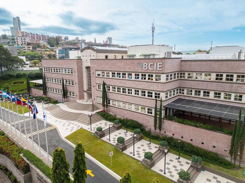 La agencia calificadora Japan Credit Rating Agency elevó la calificación crediticia del Banco Centroamericano de Integración Económica a “AA+” con perspectiva estable, reflejando la solidez de sus avances institucionales y financieros.