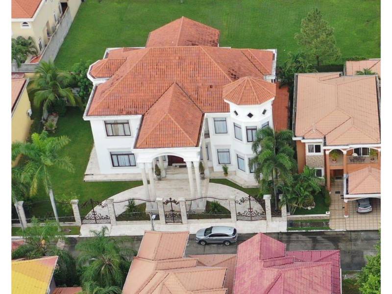 La lujosa vivienda en la residencial Bugambilia de San Pedro Sula es una de las aseguradas ayer