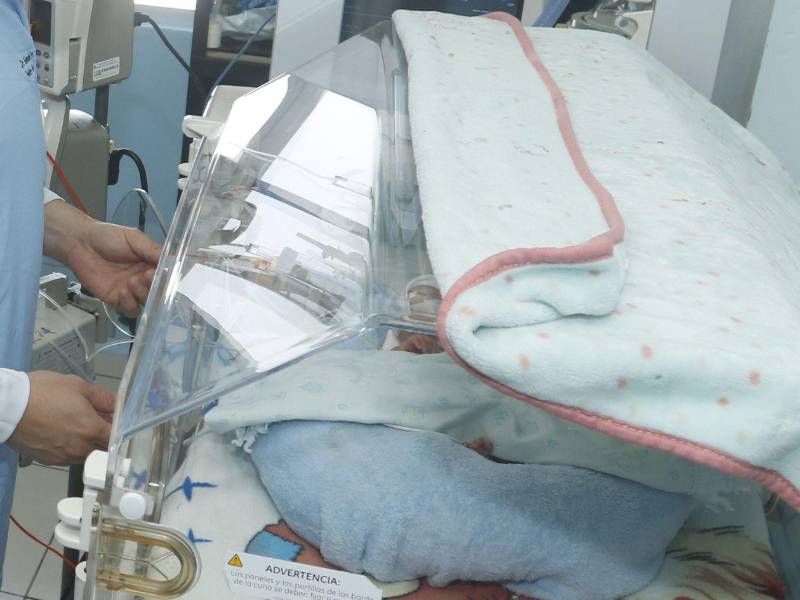 Elías Samuel, trillizo que estaba en cuidados intensivos neonatales desde el 12 de abril.