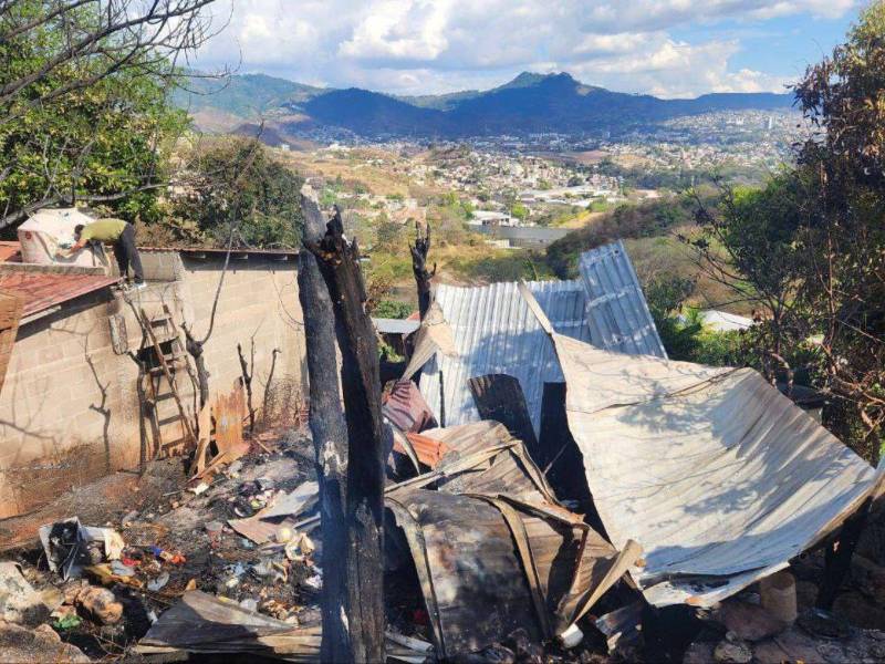 Don Lucas y doña María, adultos de la tercera edad, perdieron su hogar en un voraz incendio ocasionado este jueves en la colonia Canaán, Tegucigalpa.