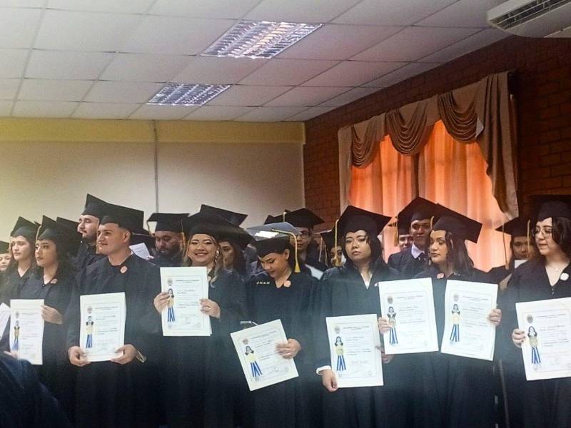 Con 26 menciones honoríficas, entre ellas cinco Magna Cum Laude y 21 Cum Laude, la Unah graduó a 78 profesionales durante una ceremonia celebrada en el CURLA.