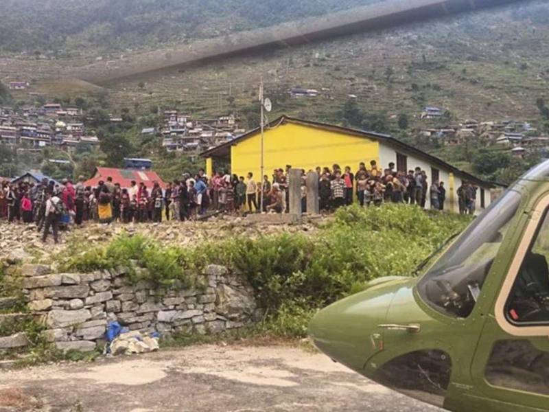 Fotografía facilitada que muestra a residentes locales siendo trasladados a un lugar seguro tras una crecida repentina del río Budhi Gandaki en el distrito de Gorkha, Nepal.