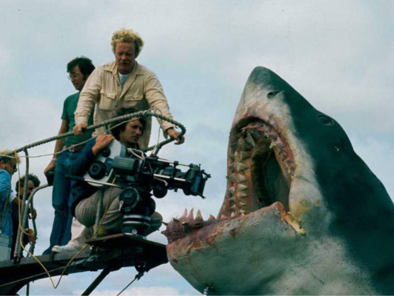 Fotografía cedida por la Academia de Cine donde aparece el director Steven Spielberg (abajo), mientras captura un plano del tiburón mecánico 'Bruce', durante el rodaje de la película 'Tiburón', en la isla Martha's Vineyard, en Massachusetts (EE.UU).